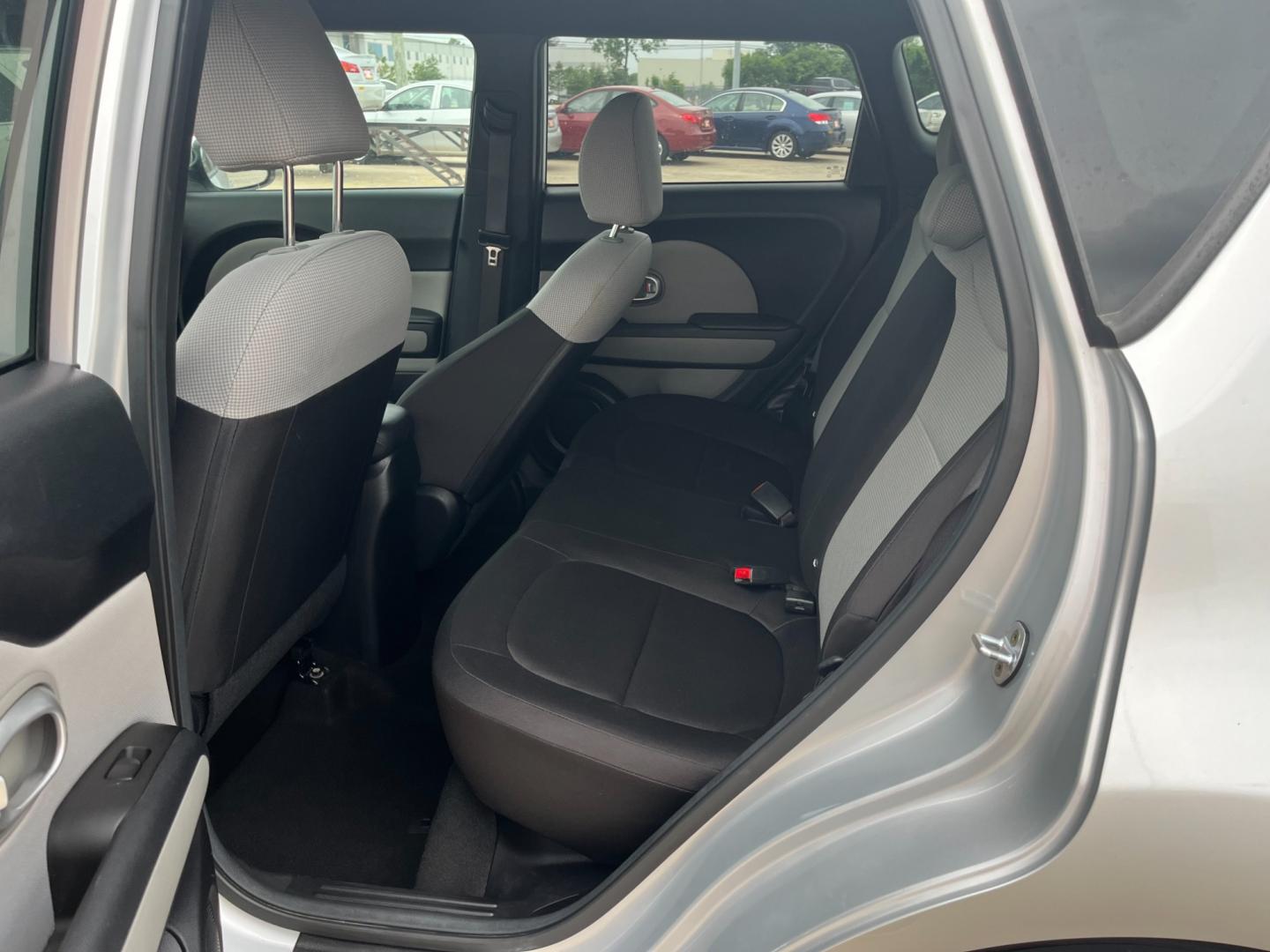 2016 SILVER /black Kia Soul Base 6A (KNDJN2A28G7) with an 1.6L L4 DOHC 16V engine, 6A transmission, located at 14700 Tomball Parkway 249, Houston, TX, 77086, (281) 444-2200, 29.928619, -95.504074 - Photo#9